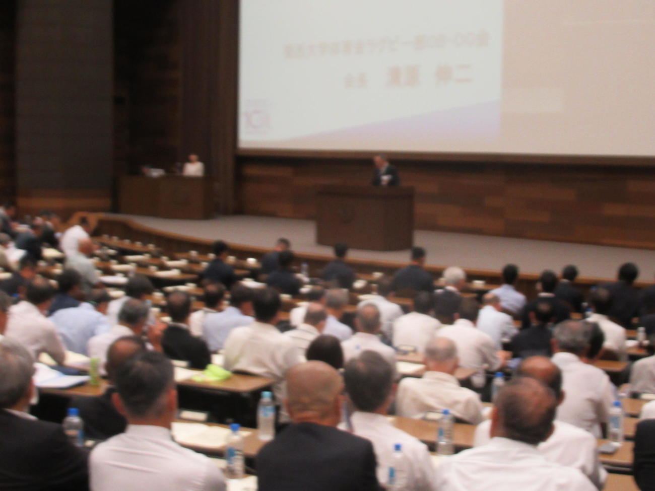 関西大ラグビー部創部100周年の記念式典で挨拶する清原OB会長（撮影・実藤健一）
