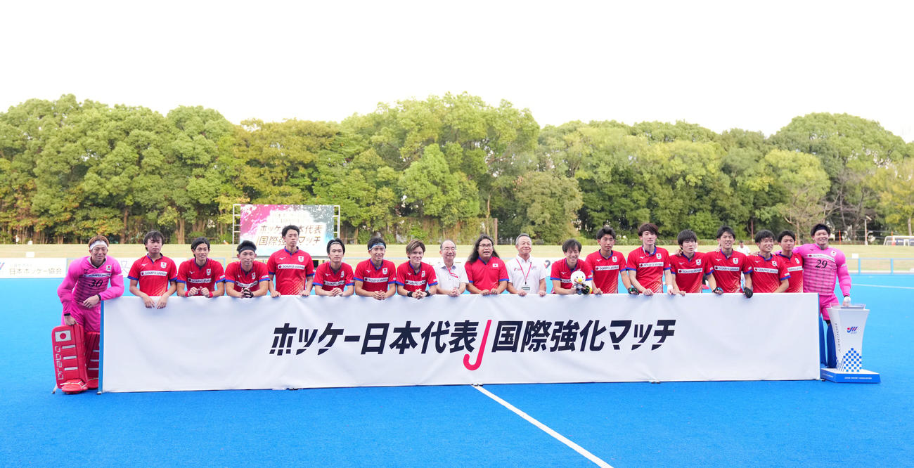 サムライジャパン対カナダ　カナダに勝利し笑顔を見せるサムライジャパンの選手たち（撮影・横山健太）