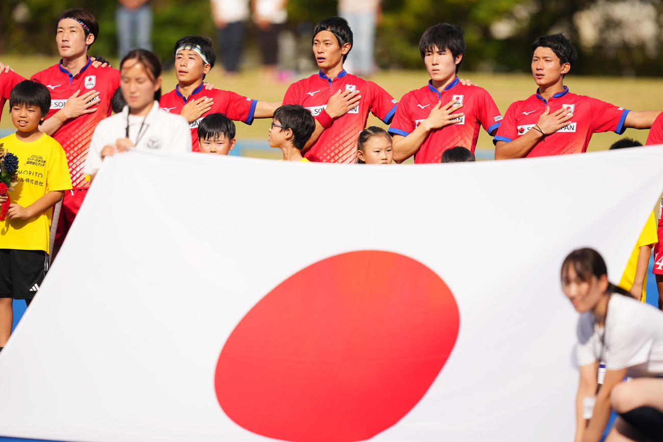サムライジャパン対カナダ　整列するサムライジャパン（撮影・横山健太）