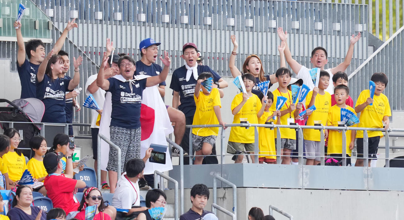 サムライジャパン対カナダ　声援を送る観客（撮影・横山健太）