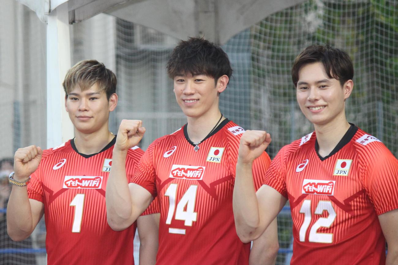 笑顔で写真に納まる（左から）西田有志、石川祐希、高橋藍（撮影・勝部晃多）
