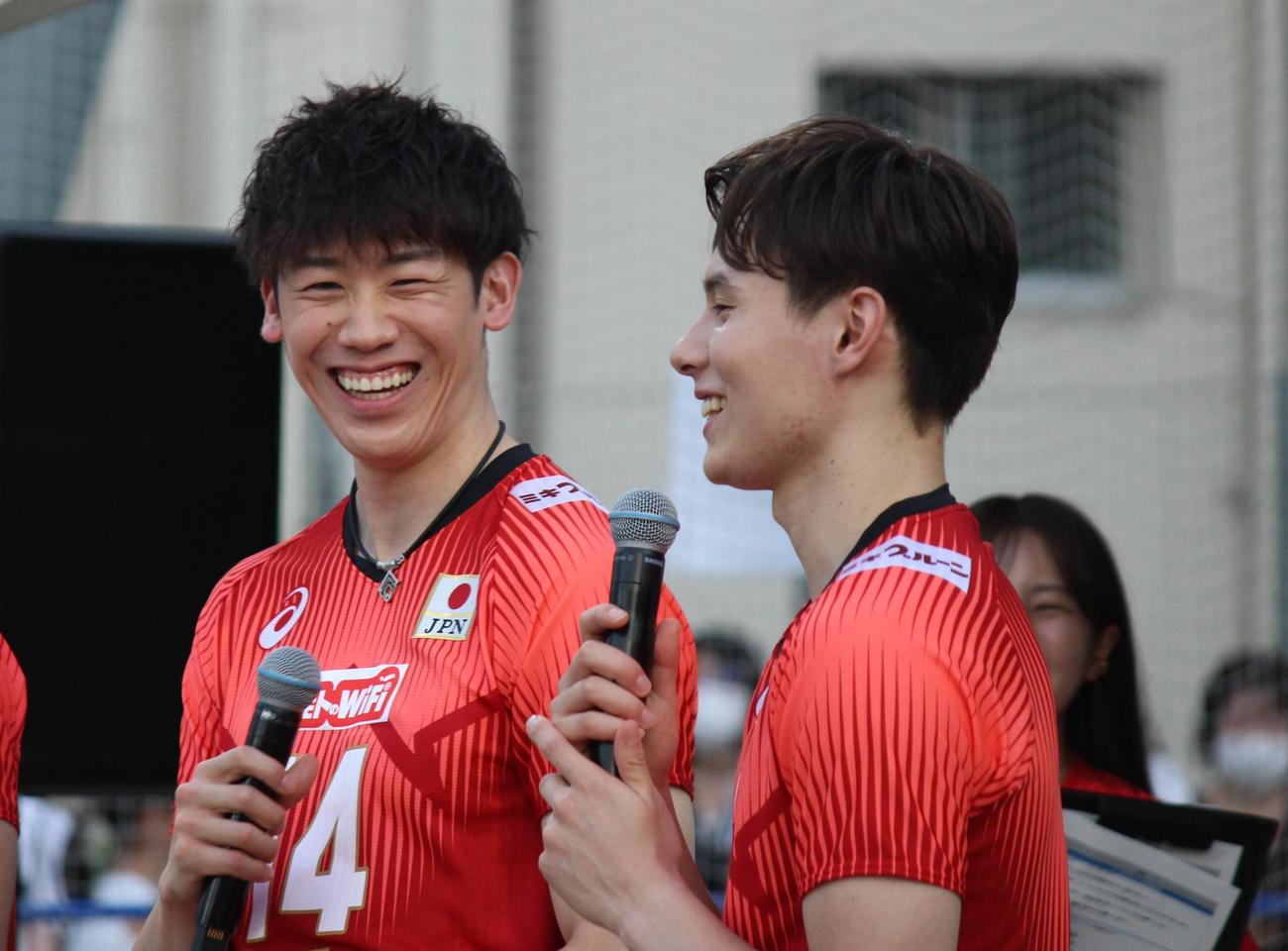 イベントで笑顔を見せる石川祐希（左）と高橋藍（撮影・勝部晃多）