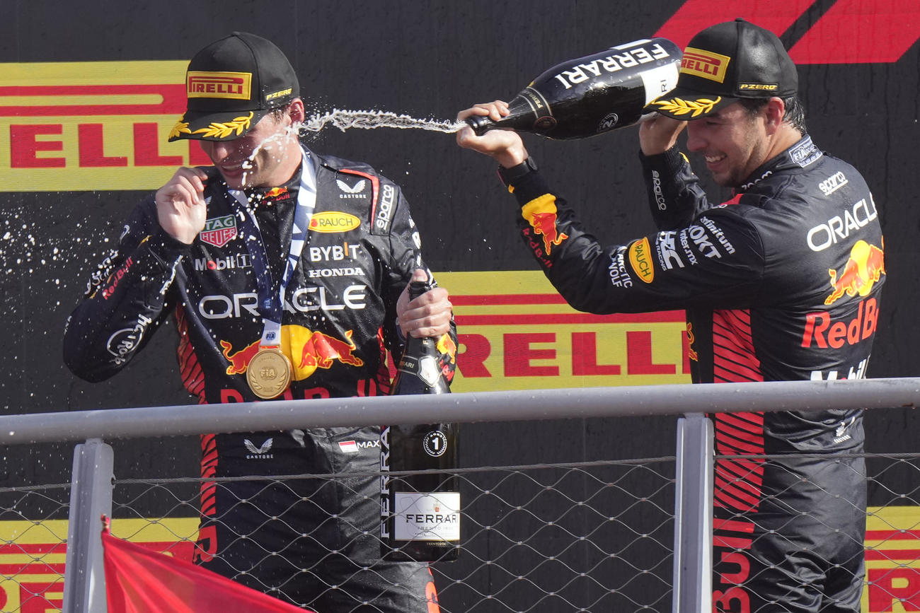 2位ペレスからシャンパンをかけられるフェルスタッペン（AP)