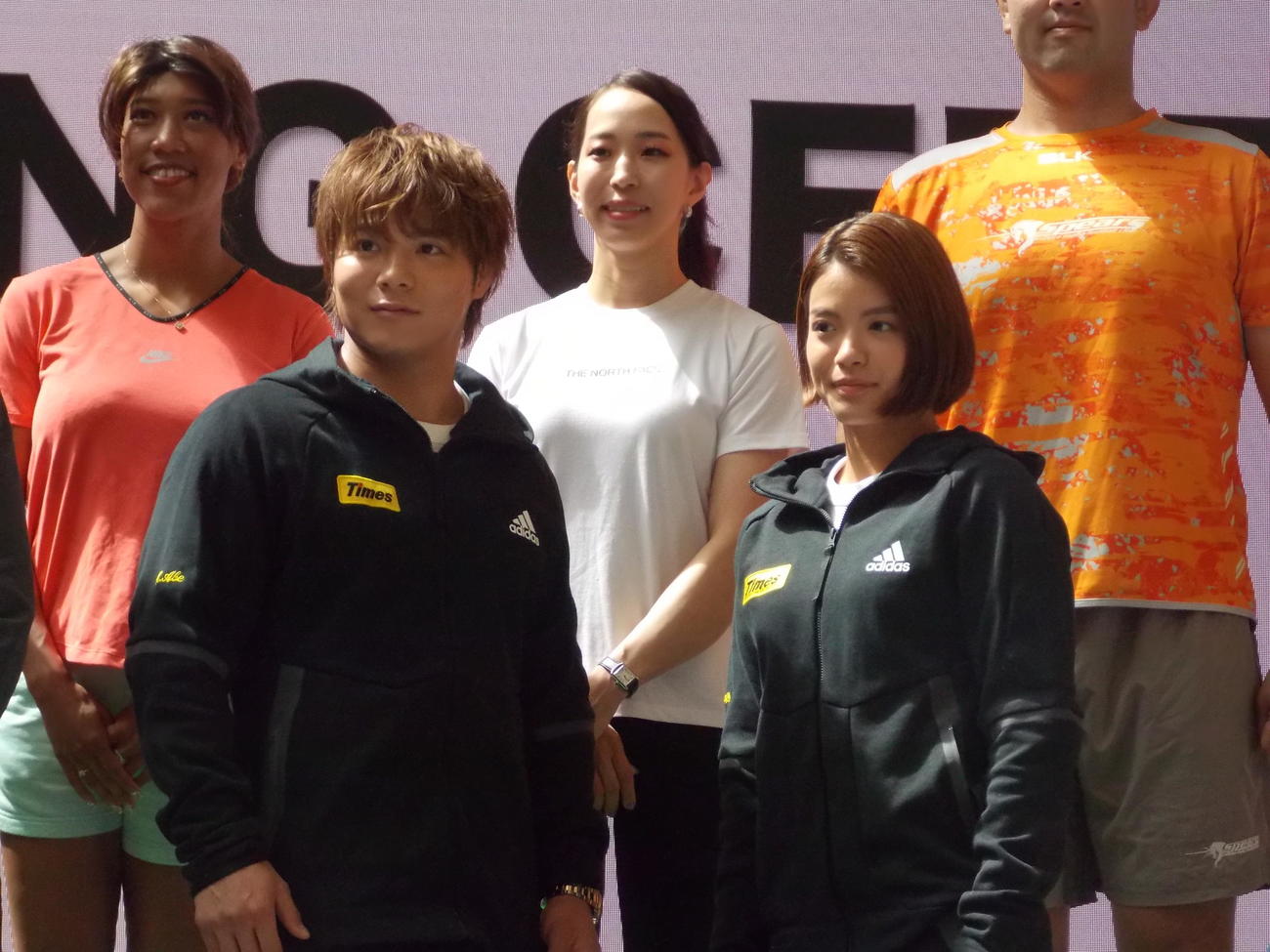 「MARUNOUCHI SPORTS FES 2023」でりりしい表情を見せる阿部一二三（前列左）と詩（同右）（撮影・松本航）