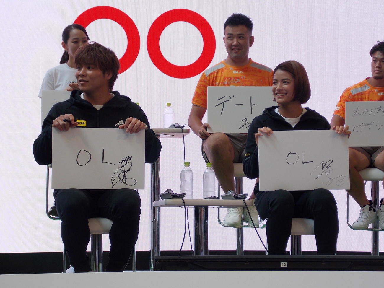 「MARUNOUCHI SPORTS FES 2023」のゲストトークで「丸の内といえば？」の回答がOLでそろった阿部一二三（前列左）と詩（同右）（撮影・松本航）