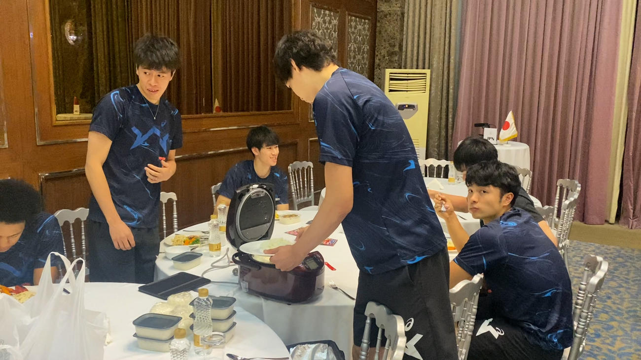 白米をよそう山内（C）JVA