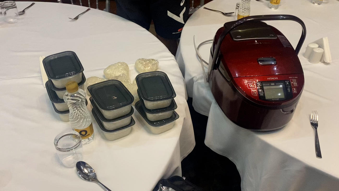 食事会場に用意された白米と炊飯器（C）JVA