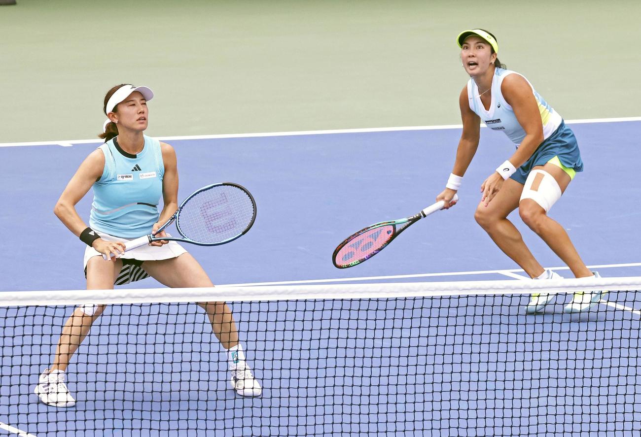女子ダブルス3回戦でプレーする加藤未唯（左）、アルディラ・スーチャディ組（共同）