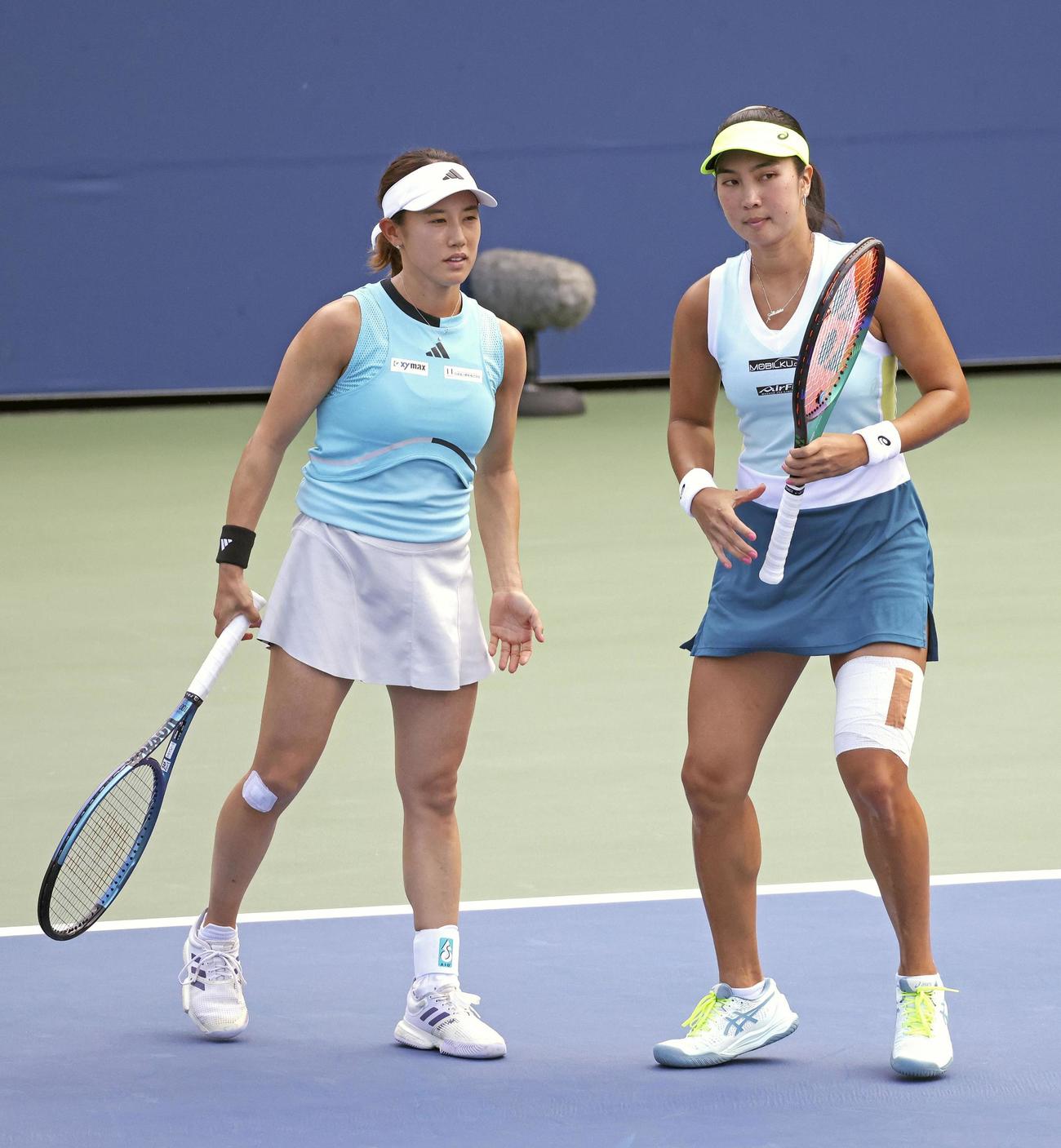 女子ダブルス3回戦で相談する加藤未唯（左）、アルディラ・スーチャディ組（共同）