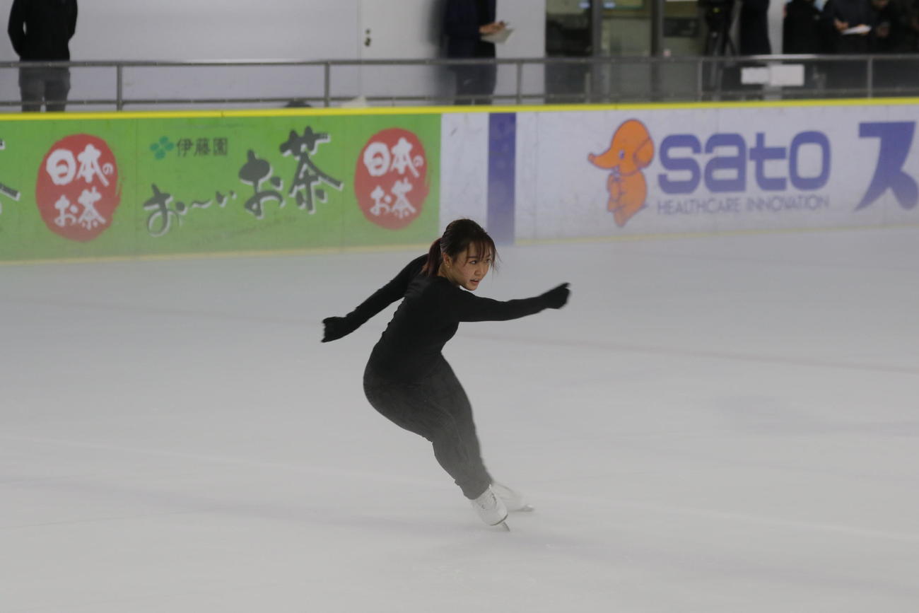 鋭い視線で演技する樋口
