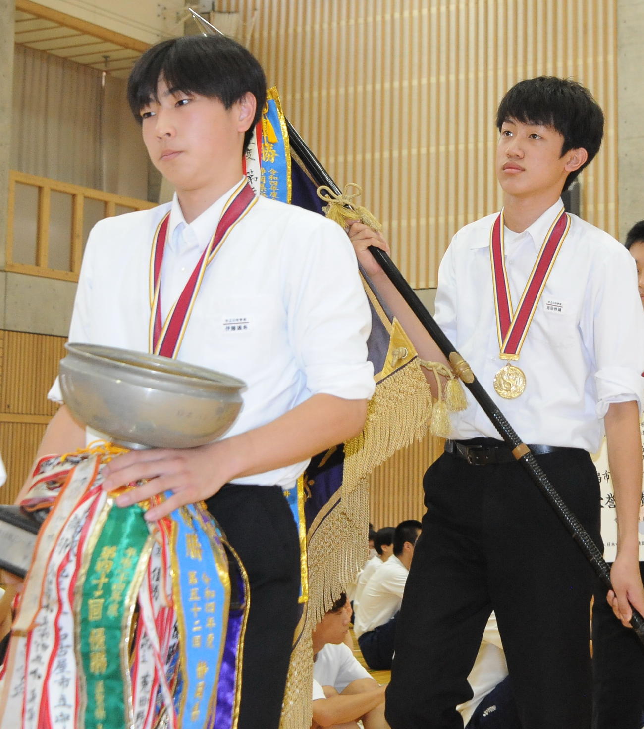 全中優勝報告会に参加したダブルエースの伊藤（左）とU16日本代表の岩田