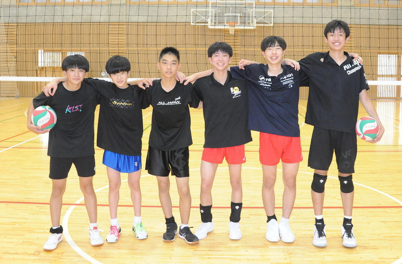 全中初優勝を成し遂げた中之口中のメンバー3年生6人