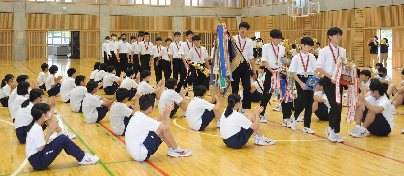 全中優勝報告会で入場する中之口中のメンバー