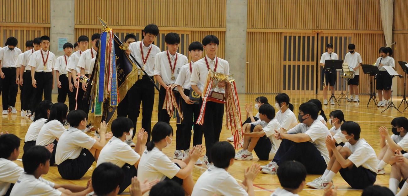 全中優勝報告会で入場する中之口中のメンバー