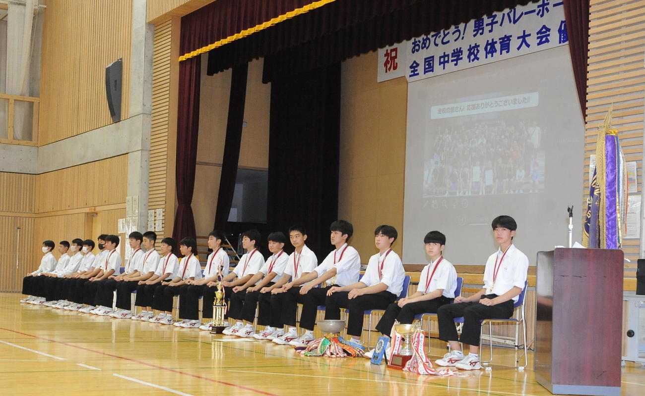 全中優勝報告会に参加する中之口中のメンバー
