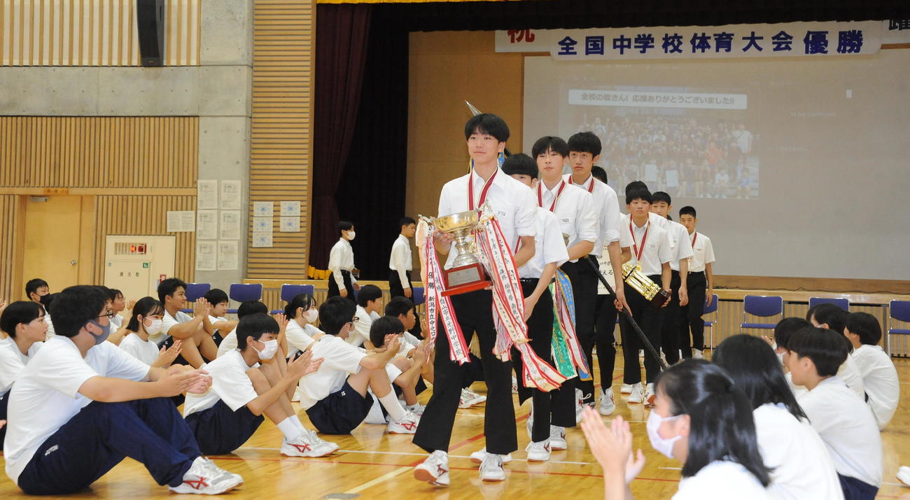 全中優勝報告会で退場する中之口中のメンバー