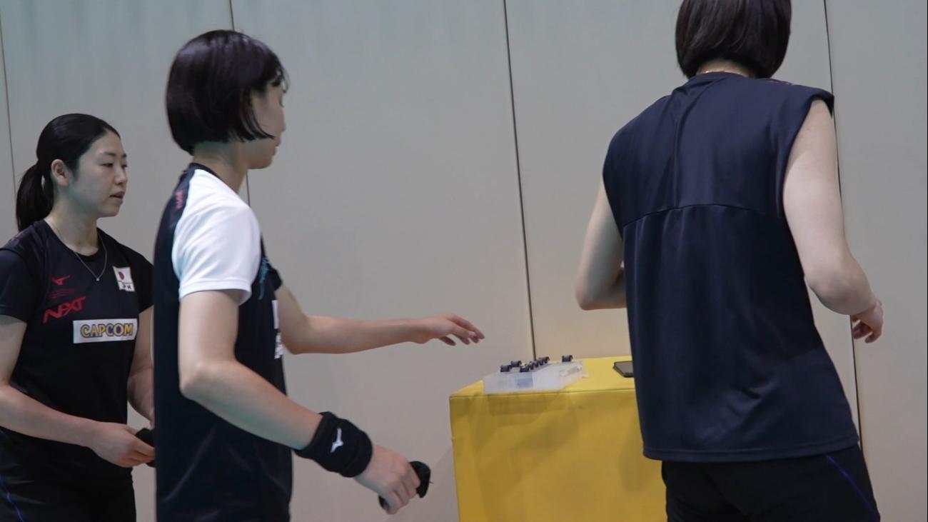 センサーを取る選手たち(C)JVA