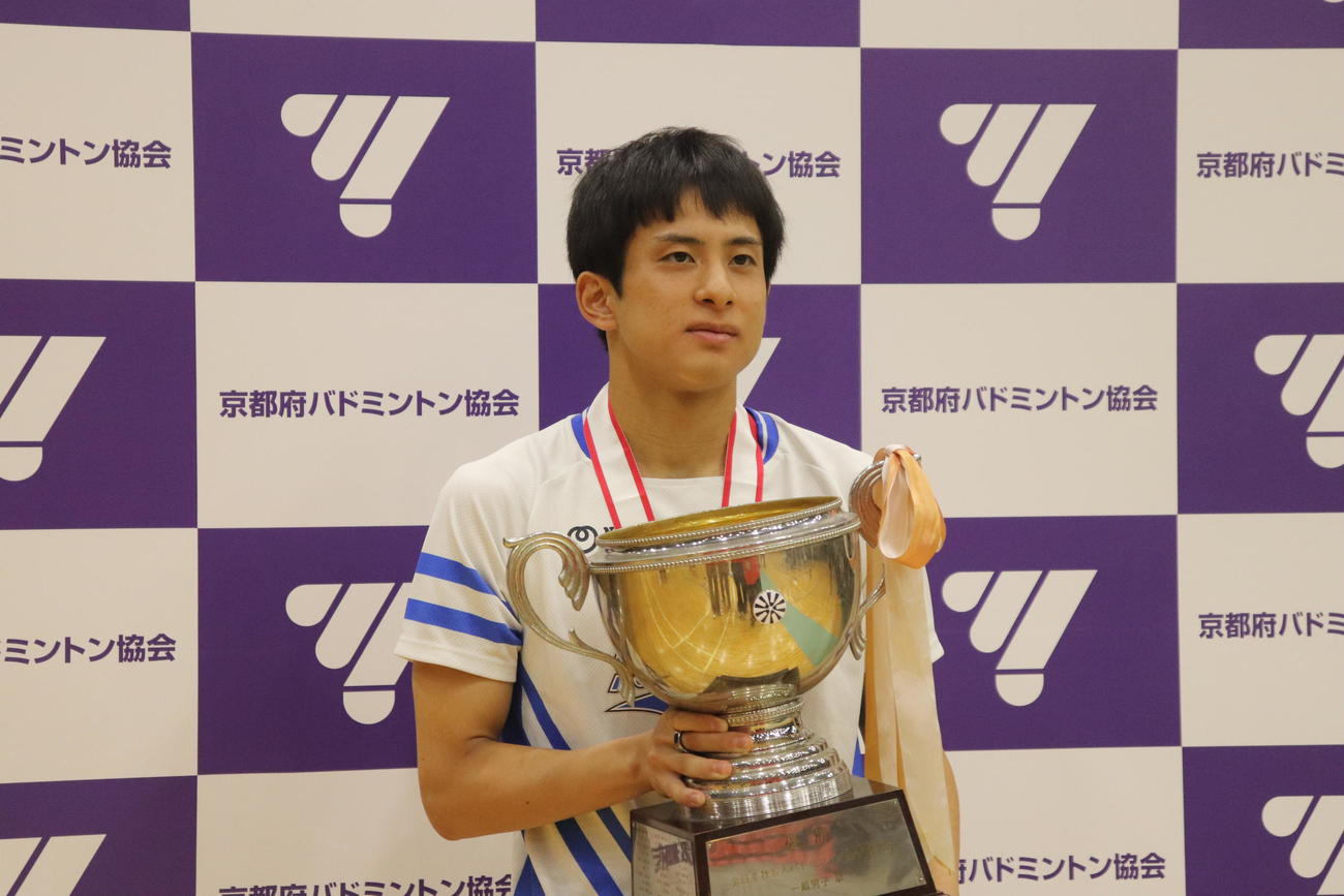 優勝カップを持つ古賀穂（撮影・竹本穂乃加）