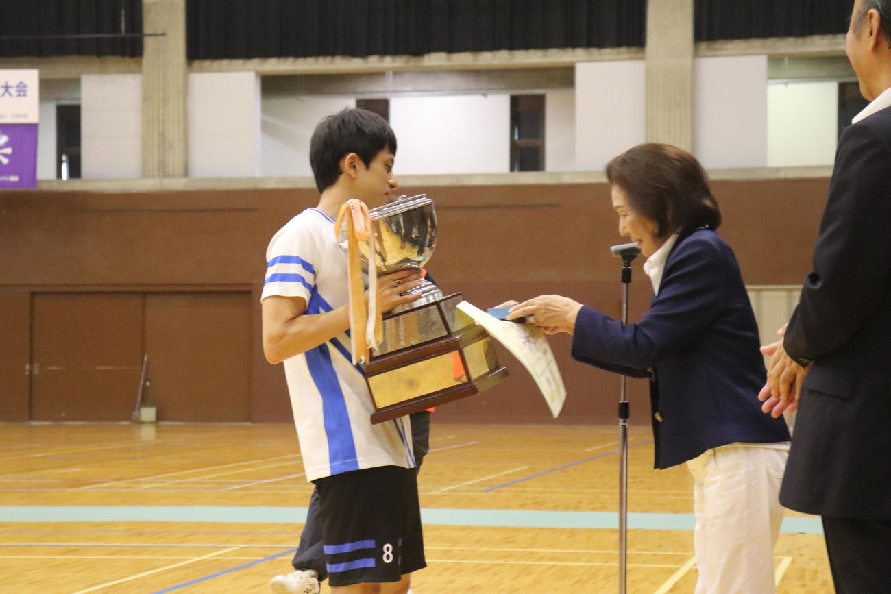優勝カップを受け取る古賀穂（左）（撮影・竹本穂乃加）
