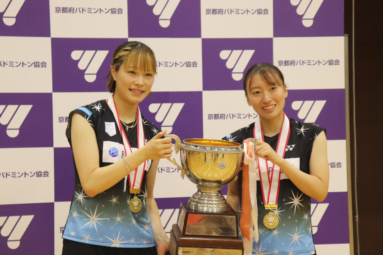優勝カップを持つ高橋美優（左）と大竹望月（右）（撮影・竹本穂乃加）