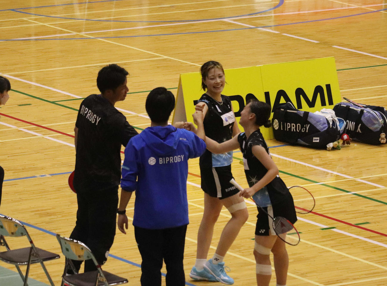 決勝戦を制し、喜ぶ高橋美優（左から3人目）と大竹望月（右）（撮影・竹本穂乃加）