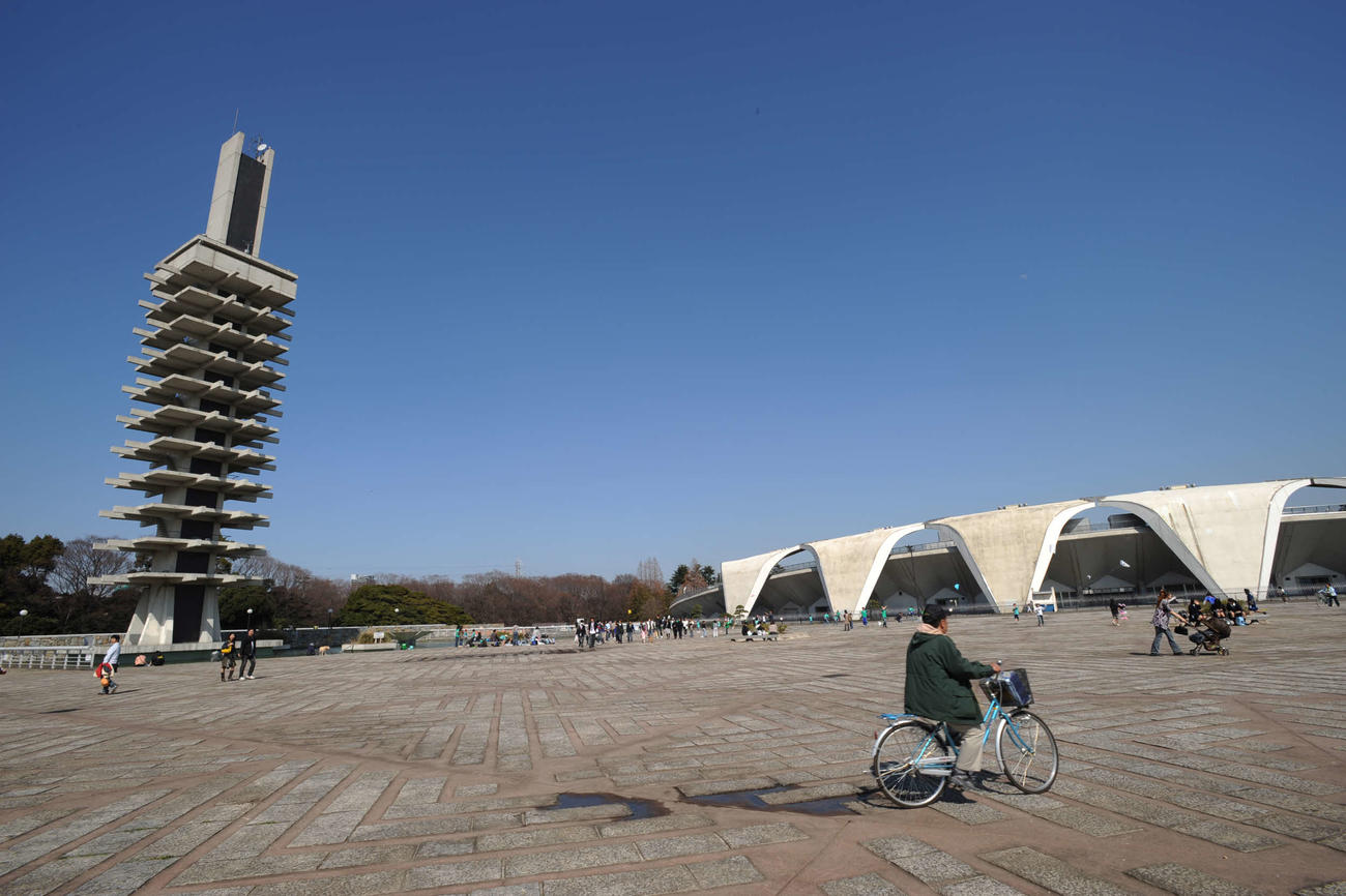 駒沢オリンピック公園。オリンピック記念塔（左）と陸上競技場（右＝2008年3月撮影）
