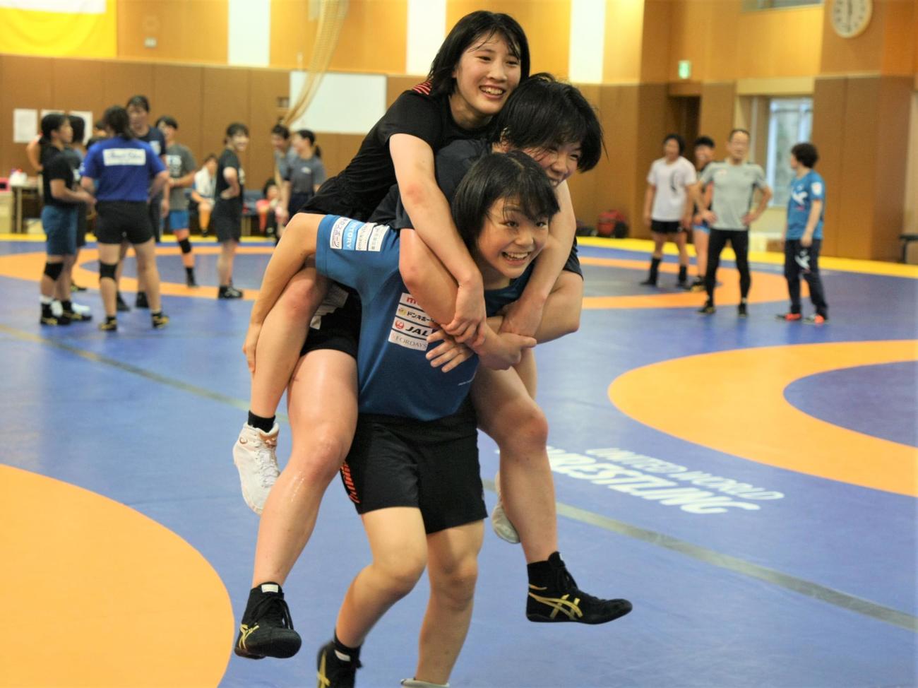 レスリング女子の日本代表合宿で選手2人を担ぎながら小走りする藤波（撮影・藤塚大輔）