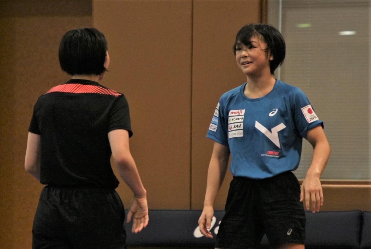 レスリング女子の日本代表合宿に臨む藤波（右）（撮影・藤塚大輔）