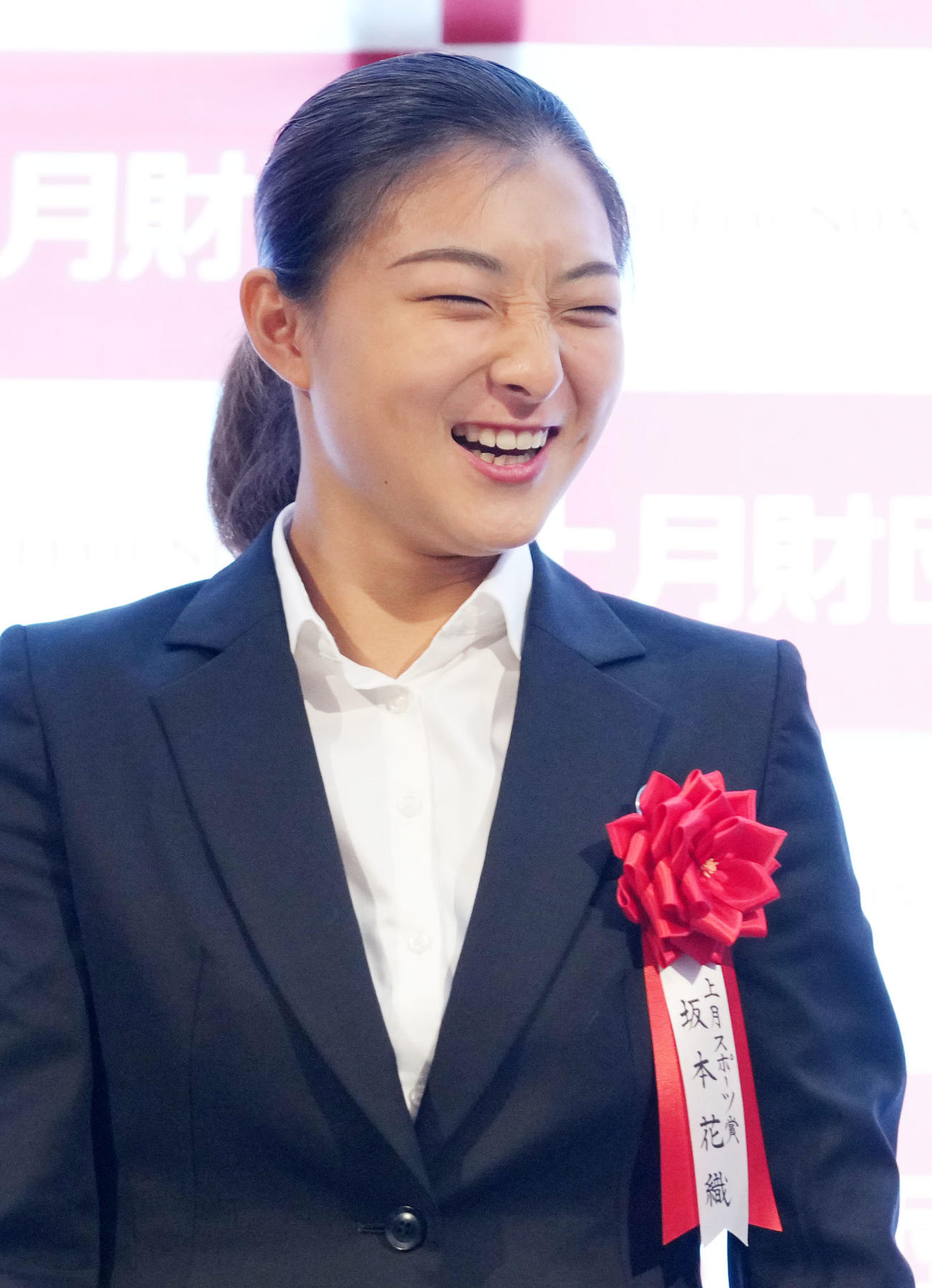 上月スポーツ賞を受賞し笑顔を見せる坂本（撮影・横山健太）