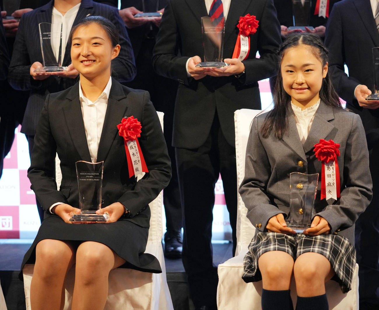 上月スポーツ賞を受賞し笑顔を見せる坂本（左）と島田（撮影・横山健太）