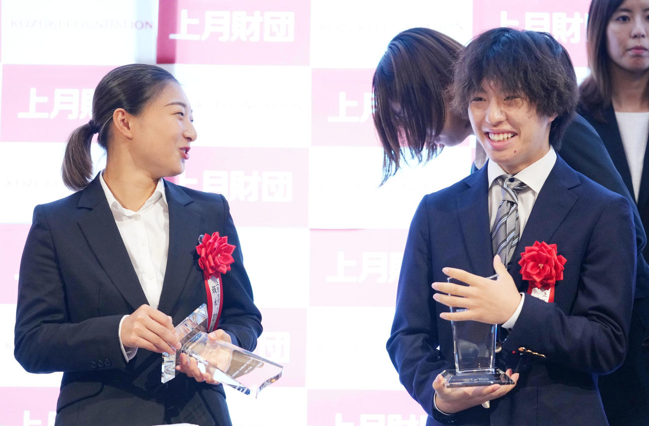 上月スポーツ賞を受賞し言葉を交わす坂本（左）と三浦（撮影・横山健太）