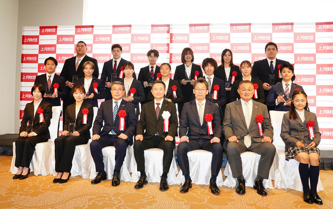 2023年度「上月スポーツ選手支援事業」認定式／「上月スポーツ賞」表彰式に出席した、前列左から板橋、東、坂元要氏、東尾公彦氏、茂里毅氏、山下泰裕氏、島田麻央、2列目左から森翔真、堀川恵、上野優佳、坂本、三浦、葛西、神本、後列左から斉藤、村尾、飯村、三木、乾、太田（撮影・横山健太）