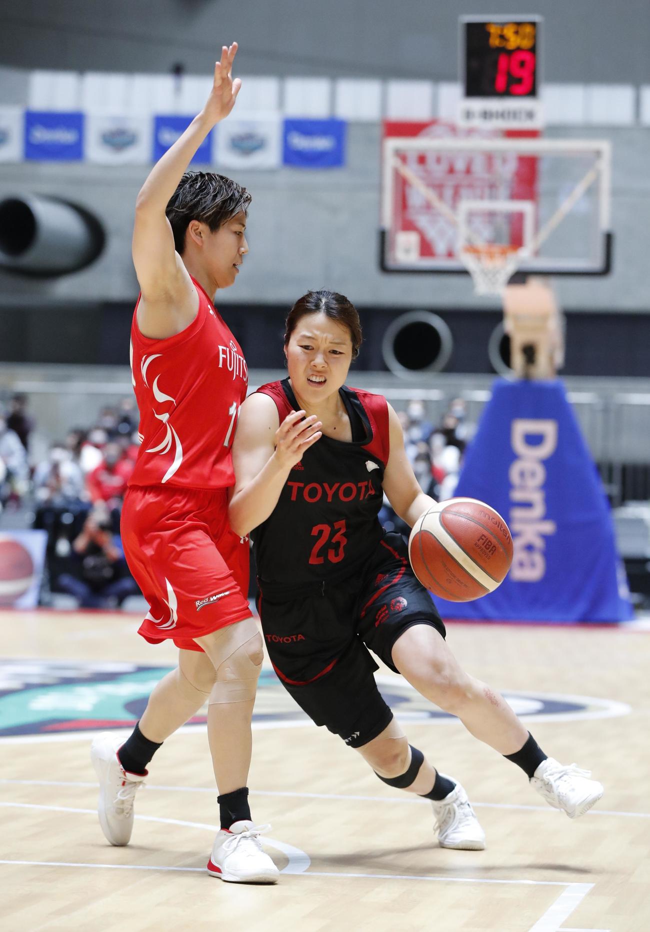 攻め込むトヨタ自動車・山本麻衣（右）。左は富士通・町田瑠唯（2022年4月撮影）