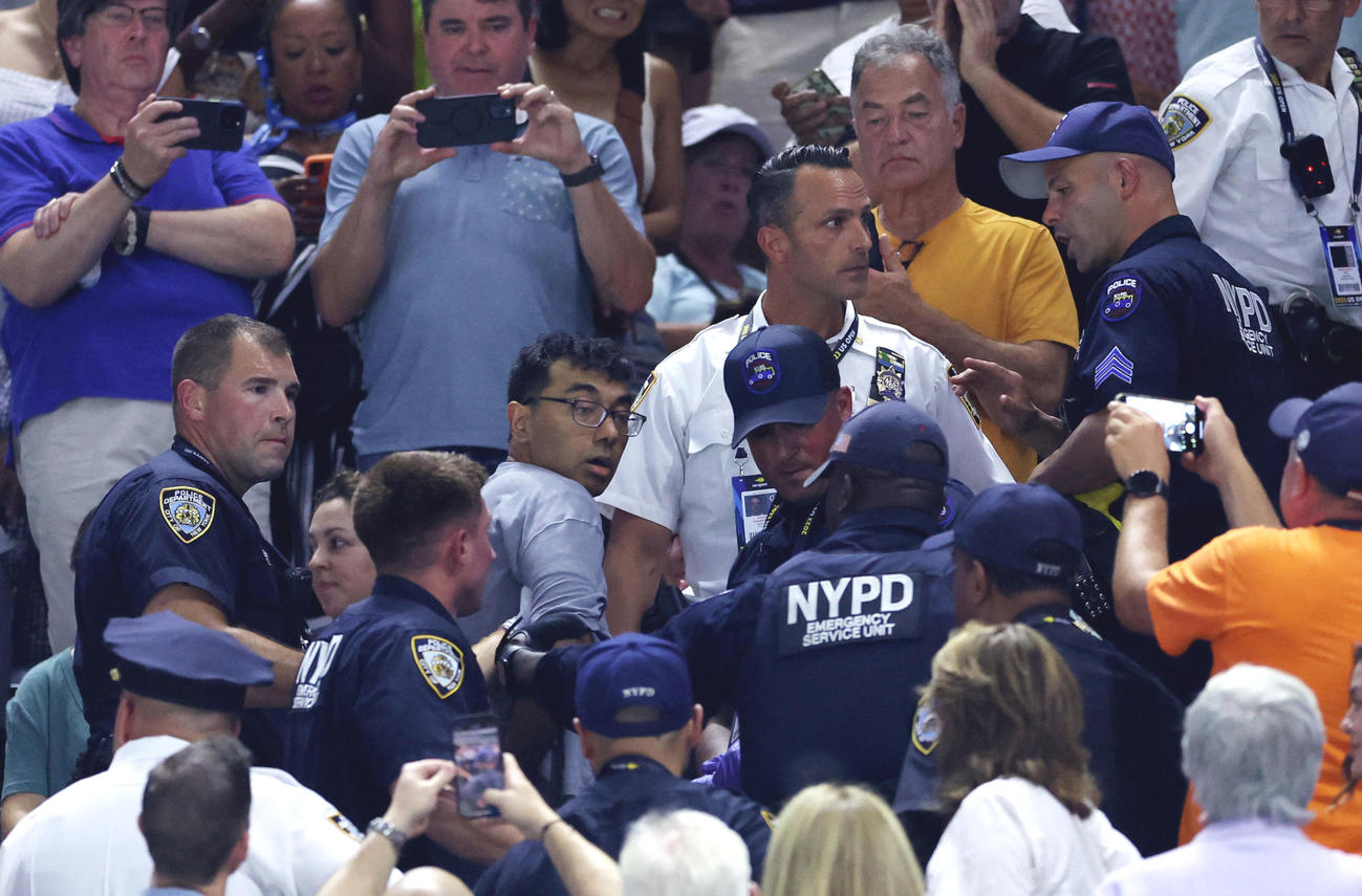 全米オープンテニス　ガウフ対ムチョバ　試合中に大声をあげ、警官に排除される観客ら（ロイター）