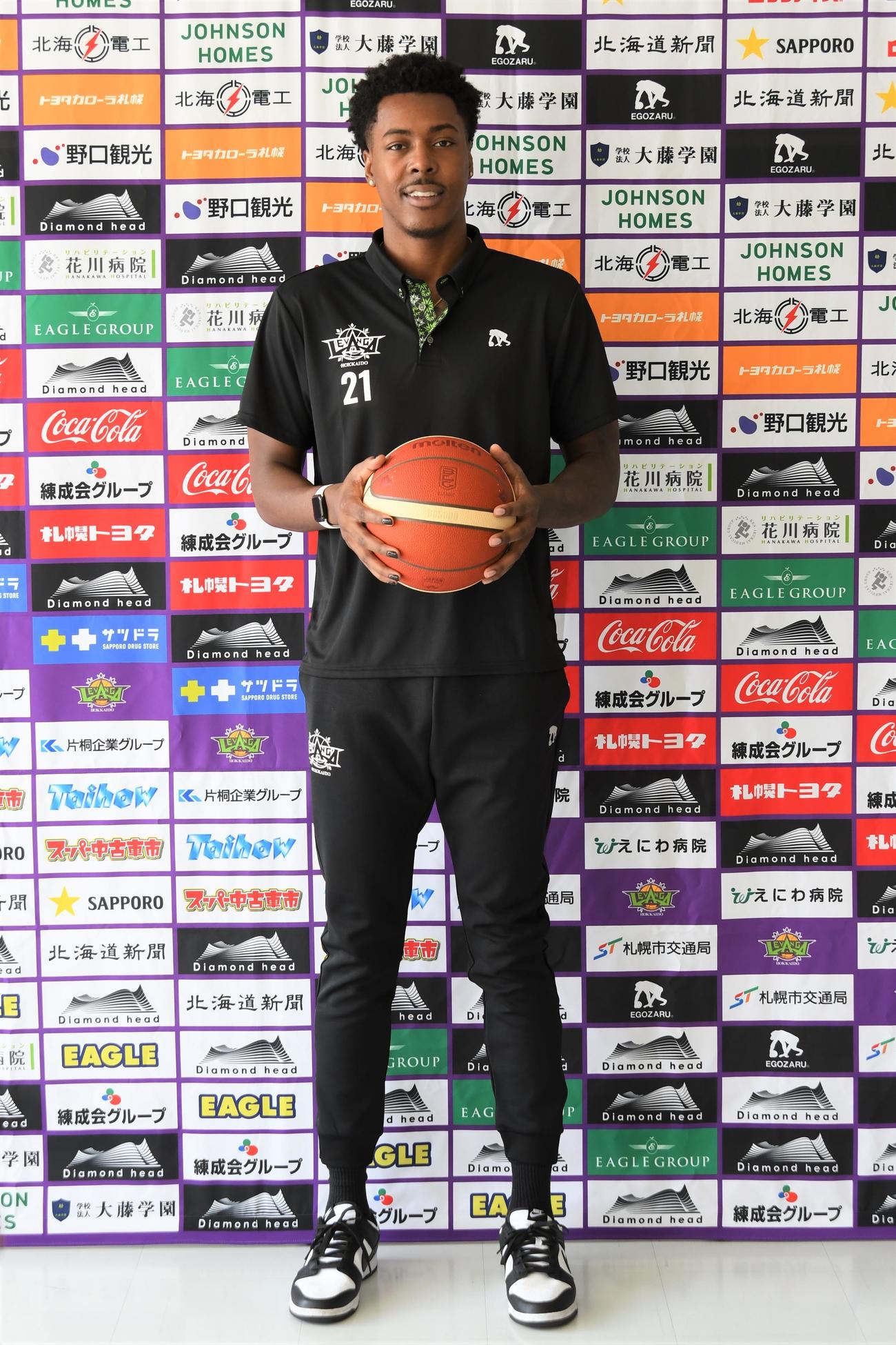 新入団会見したレバンガ北海道のウィリスジュニア（撮影・石井翔太）
