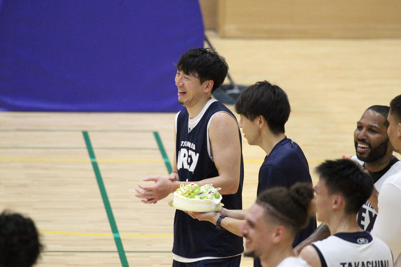 所属チームに戻った宇都宮・比江島はW杯での活躍をたたえるチームメイトのサプライズケーキに思わず笑顔（撮影・沢田啓太郎）