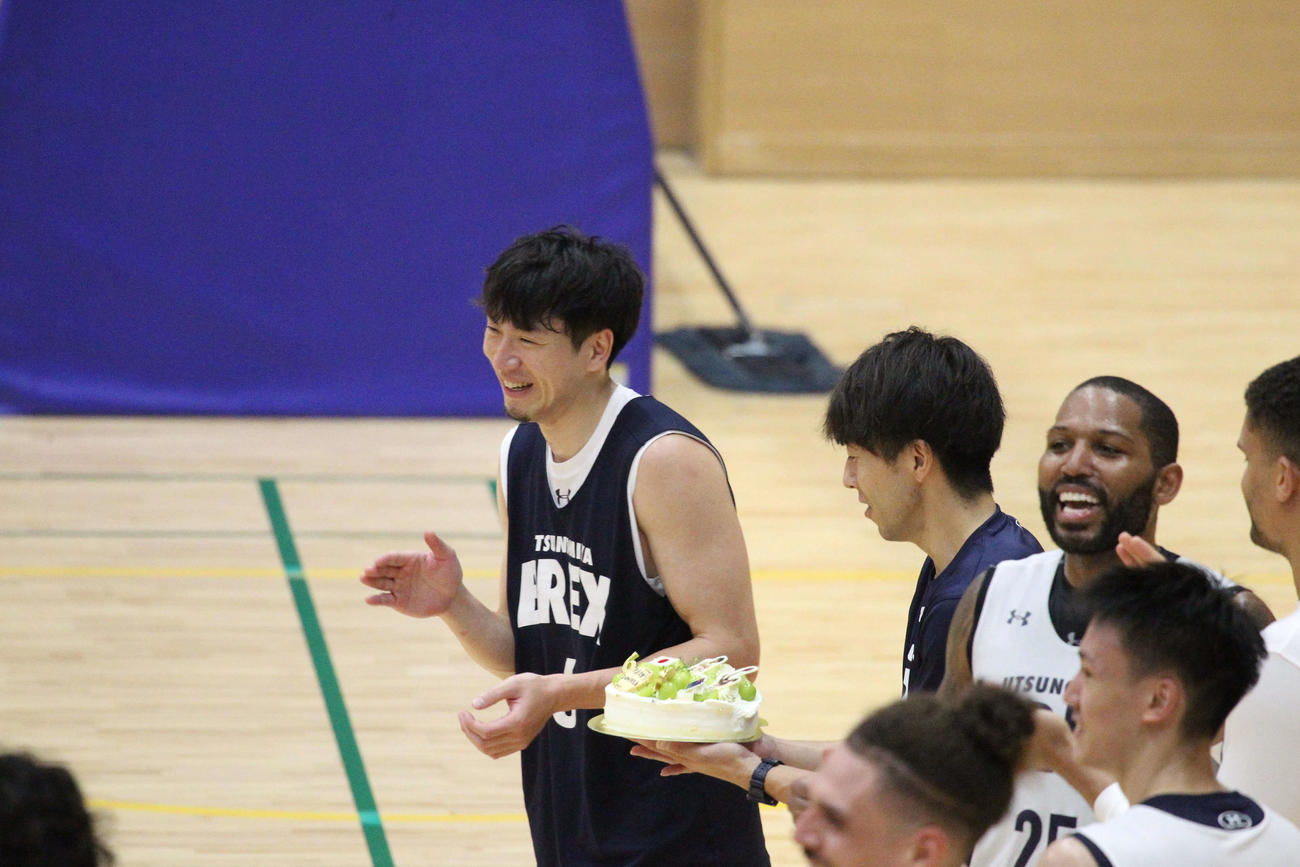 所属チームに戻った宇都宮比江島はW杯での活躍をたたえるチームメイトのサプライズケーキに思わず笑顔（撮影・沢田啓太郎）
