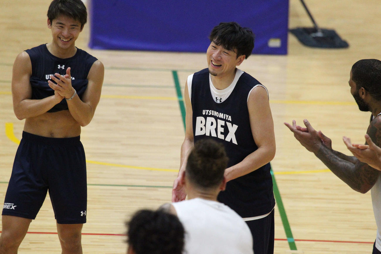所属チームに戻った宇都宮・比江島はW杯での活躍をたたえるチームメイトの拍手に照れ笑い（撮影・沢田啓太郎）