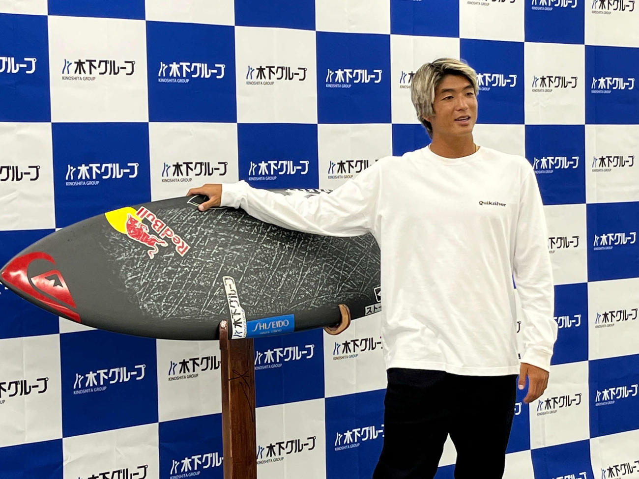サーフボードを手にポーズを取る五十嵐（撮影・勝部晃多）