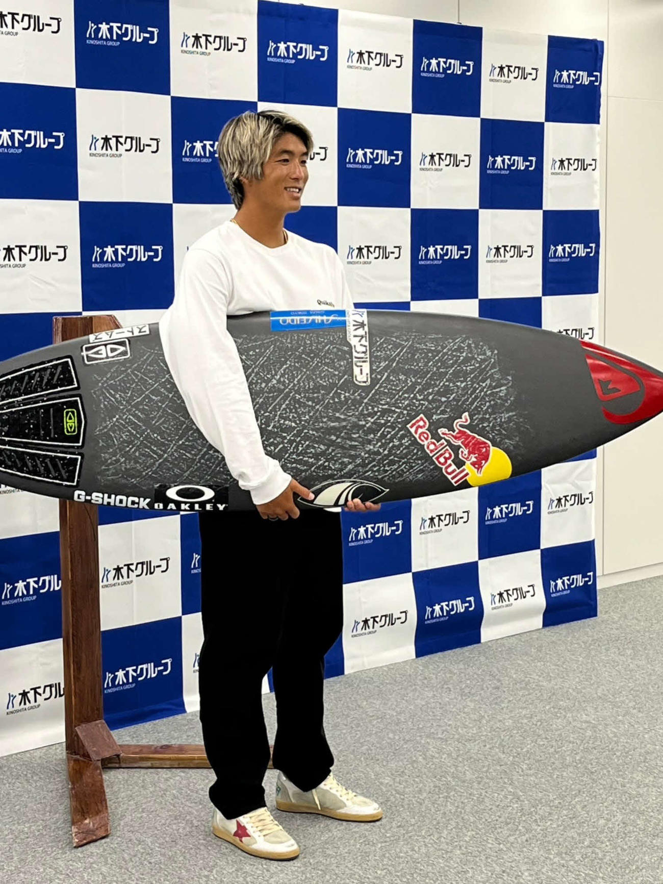 サーフボードを手にポーズを取る五十嵐（撮影・勝部晃多）