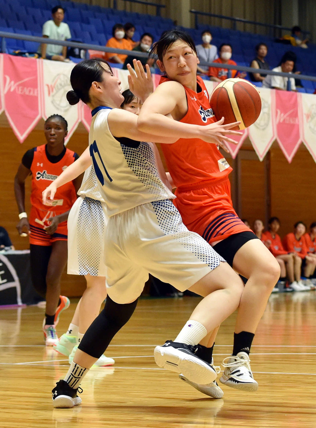第3Q、ボールを受け、反転する佐藤京（右）