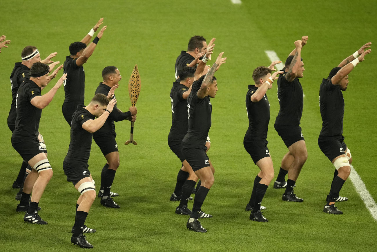 ラグビーW杯開幕戦、フランスとの試合前にハカを披露するニュージーランドの選手たち（AP）