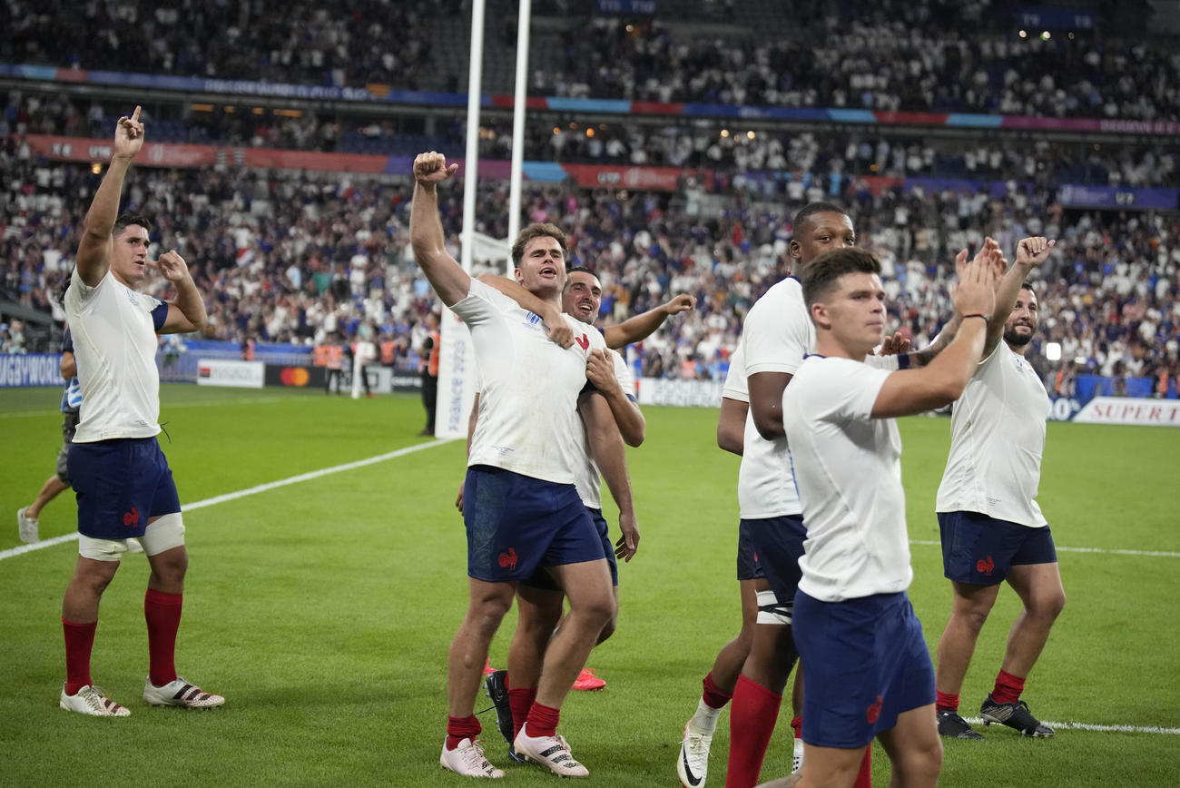 ラグビーW杯開幕戦、ニュージーランドに勝利し観客の声援に応えるフランスの選手たち（AP）