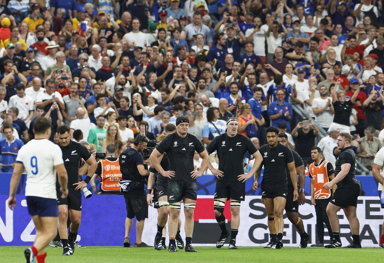 ラグビーW杯フランス大会の開幕戦でフランスに敗れ、肩を落とすニュージーランドの選手たち（共同）