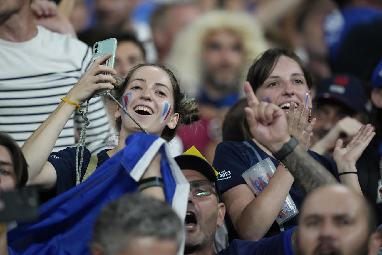 ラグビーＷ杯開幕戦、フランスの勝利を喜ぶファン（AP）