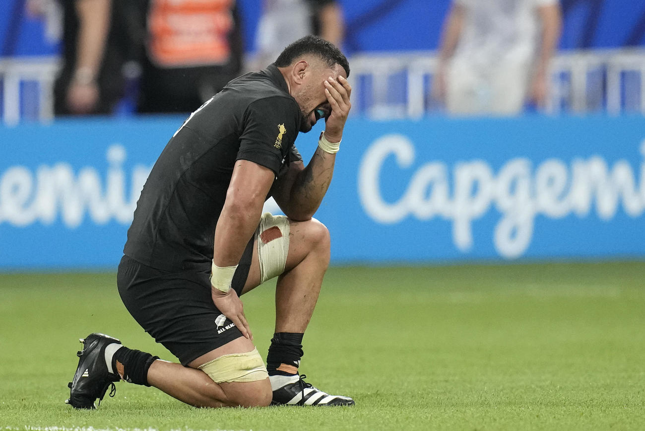 ラグビーW杯開幕戦、フランスに敗れうなだれるニュージーランドのサベア（AP）