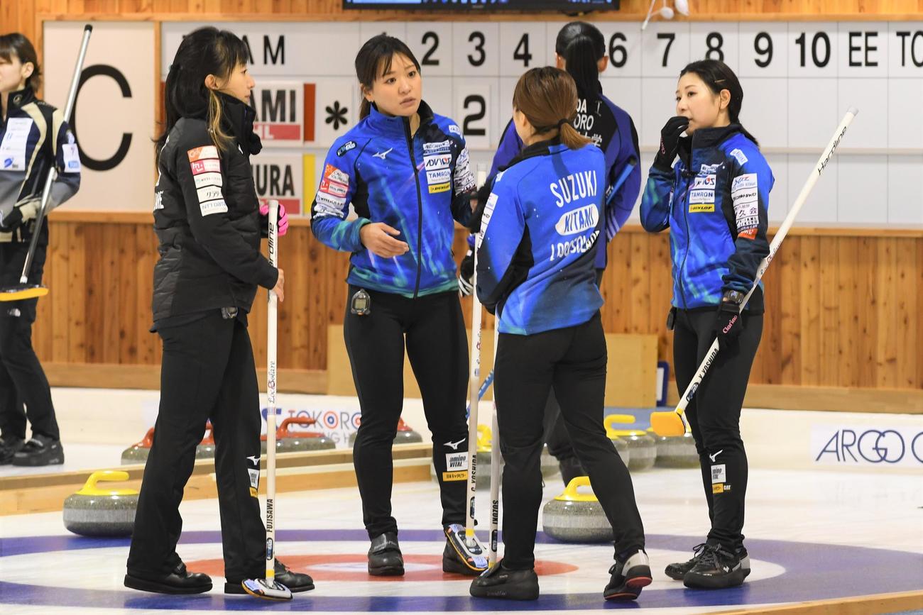 8月25日、札幌国際大戦のエンド間で話し合うロコ・ソラーレのメンバー