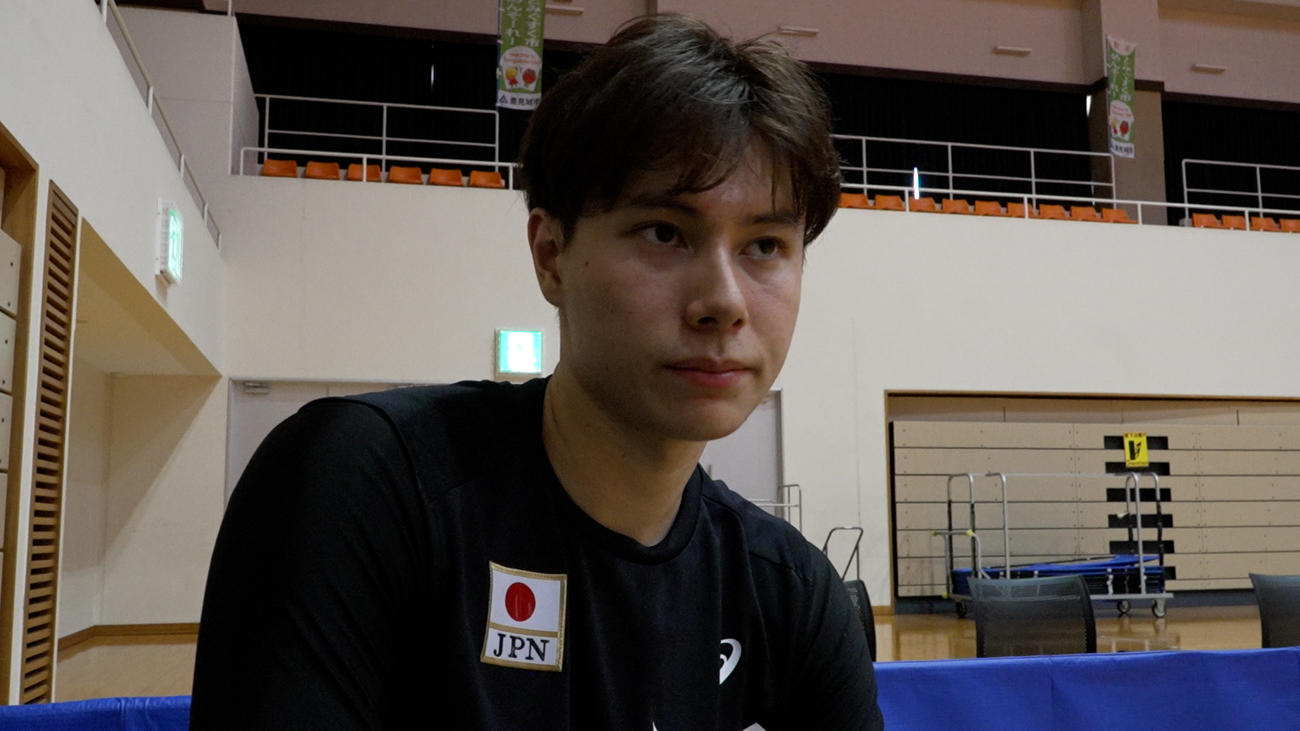 インタビューを受ける高橋藍（C）JVA