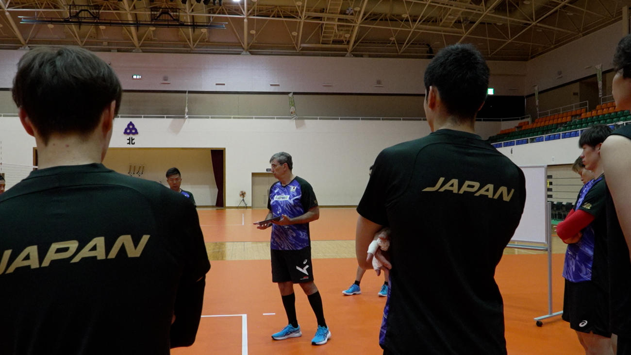 選手たちの前で話すブラン監督（C）JVA
