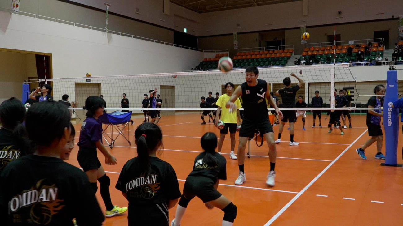 子供たちを指導する高橋健（C）JVA